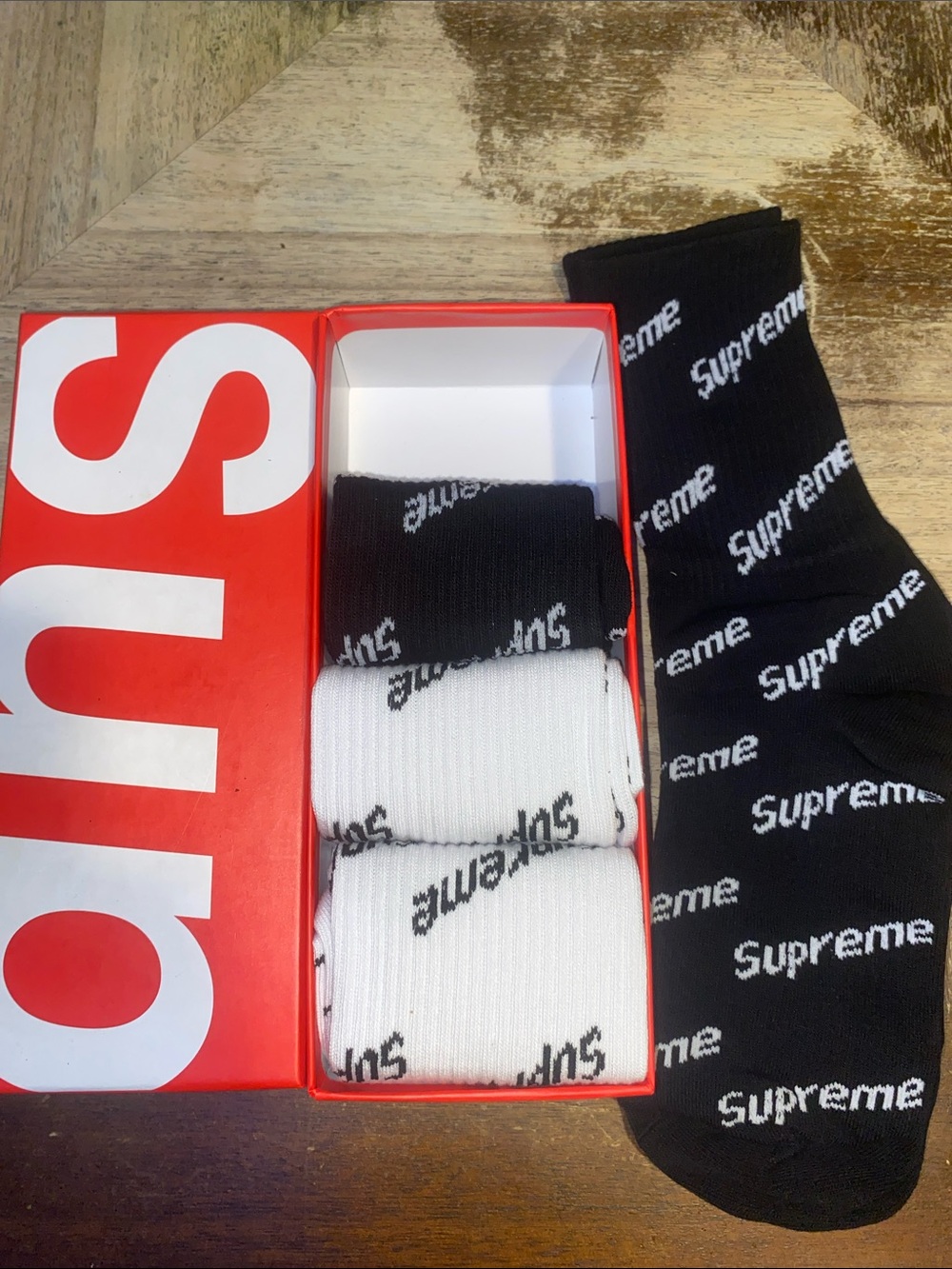 Supreme Black & White Repeat Logo Crew Socks (3-Pack)